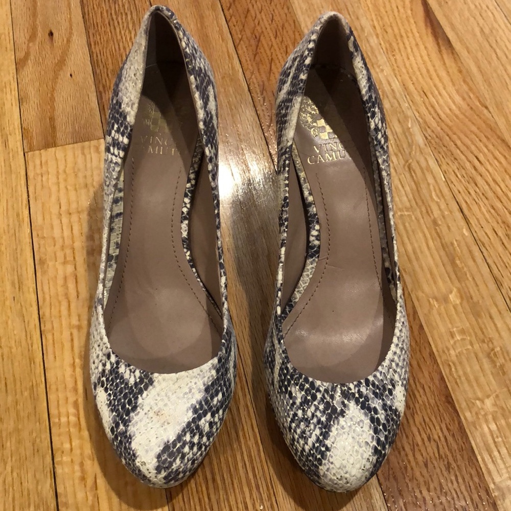 Vince Camuto, White/Blue Snakeskin Heel, Size 7